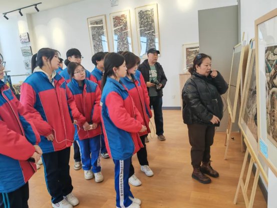 科左中旗文旅局組織學生參觀版畫展，推動文化藝術(shù)交流